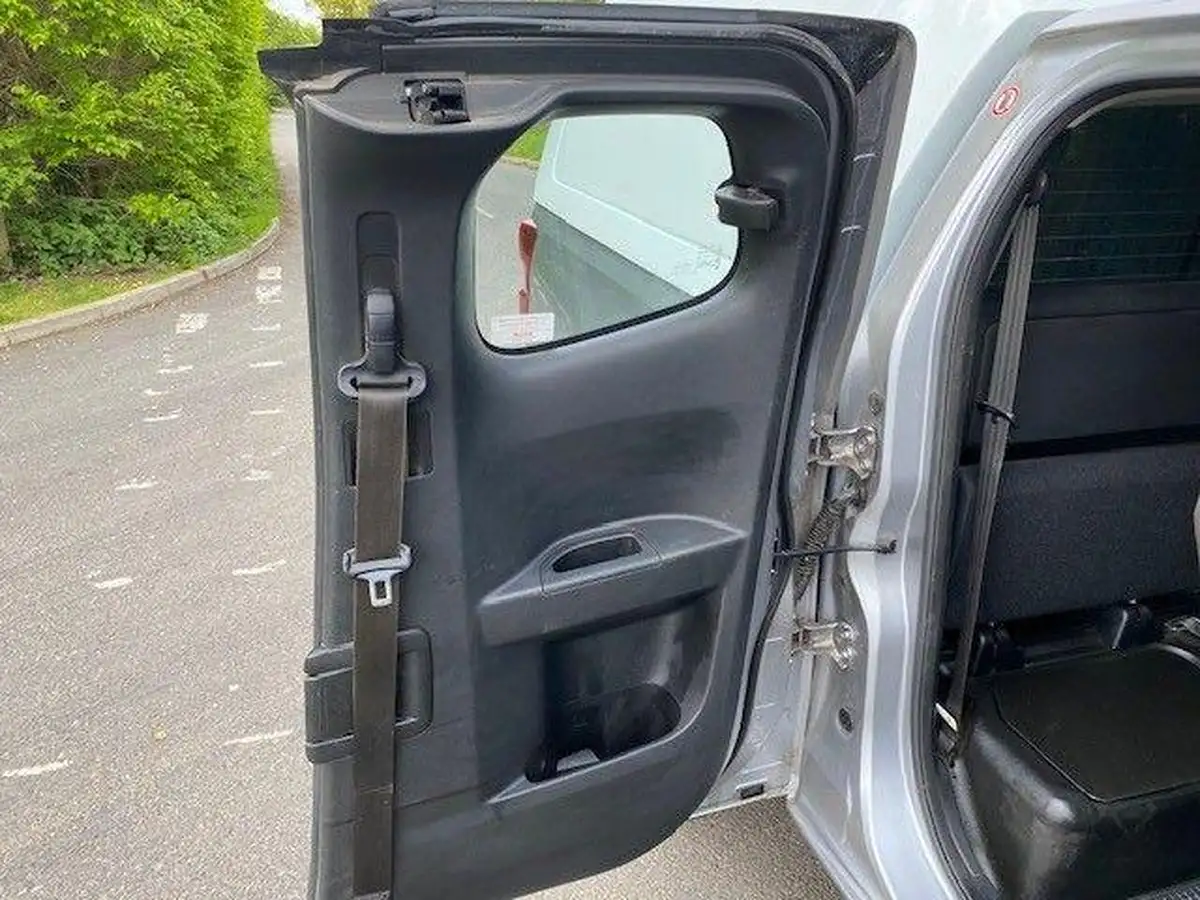 2021-isuzu-d-max-19td-utility-4x4-extended-pick-up-big-16
