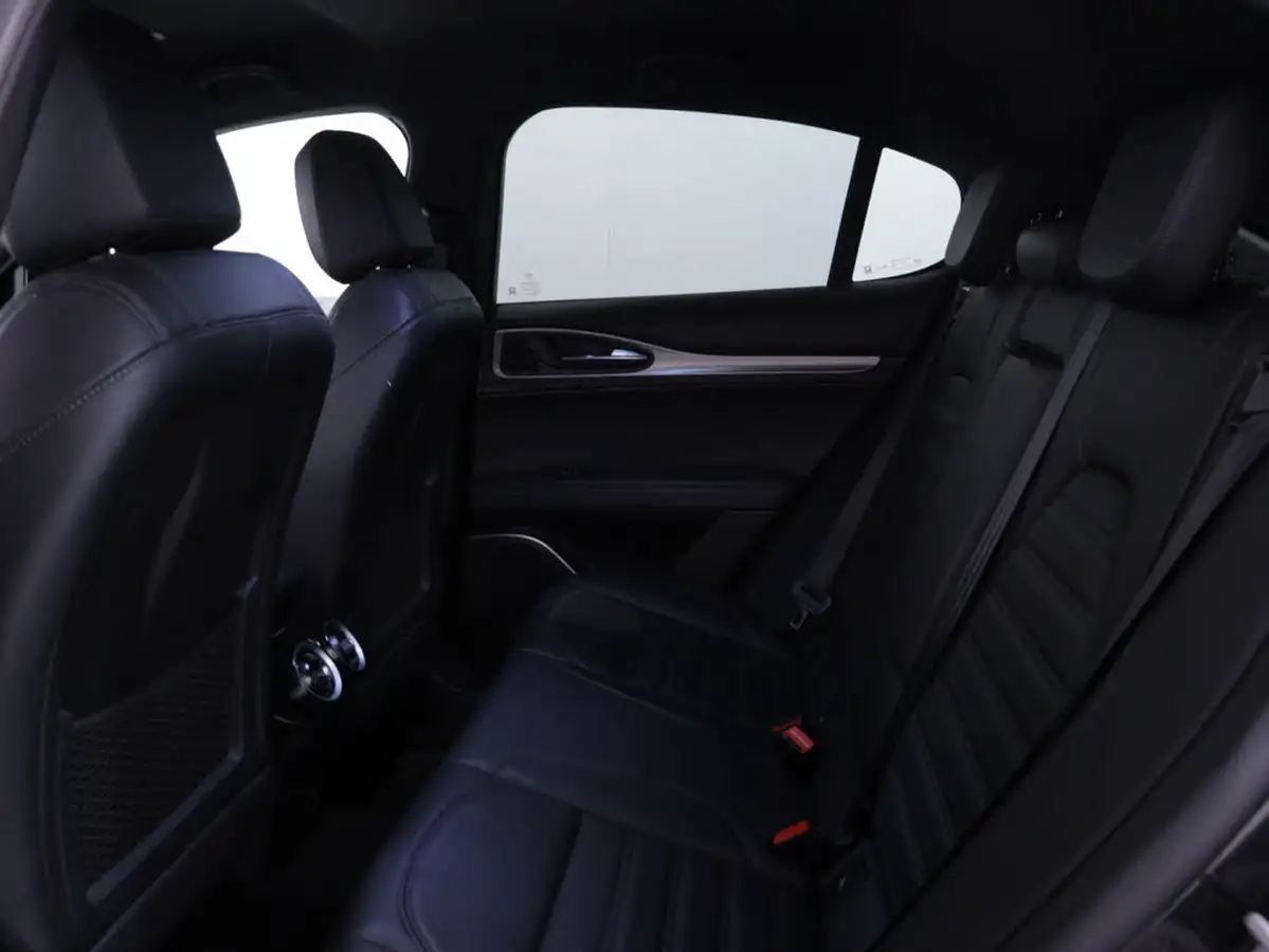 2022-alfa-romeo-stelvio-20-veloce-big-38