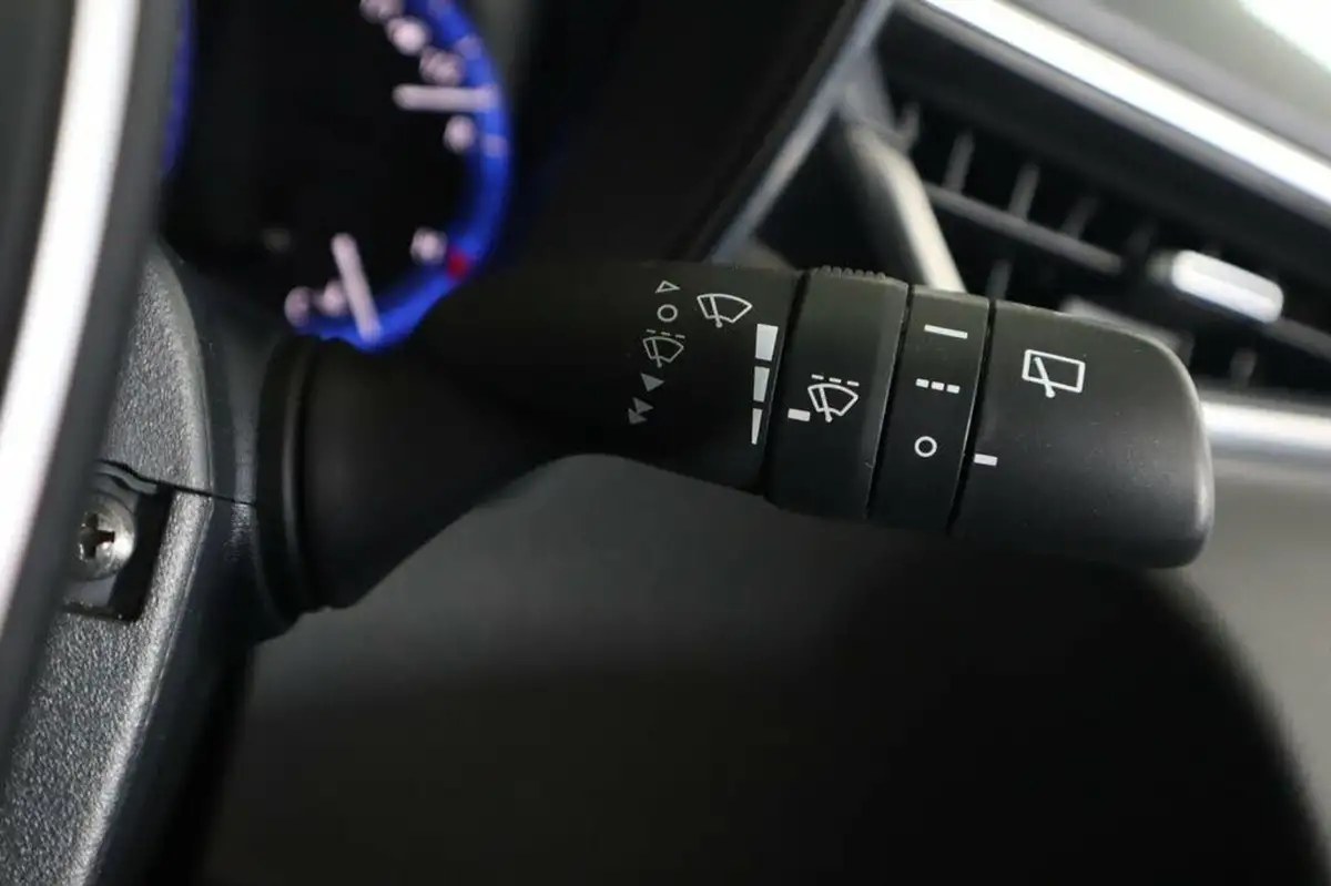 2022-toyota-corolla-18-vvt-i-icon-120bhp-trk-hatchback-5d-big-16