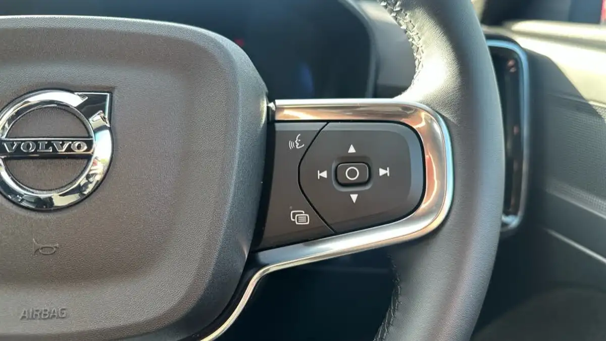 2025-volvo-xc40-20-b3-plus-black-edition-big-26