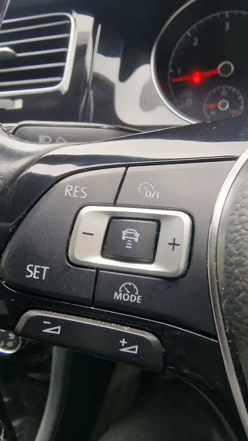 2013-volkswagen-golf-big-12