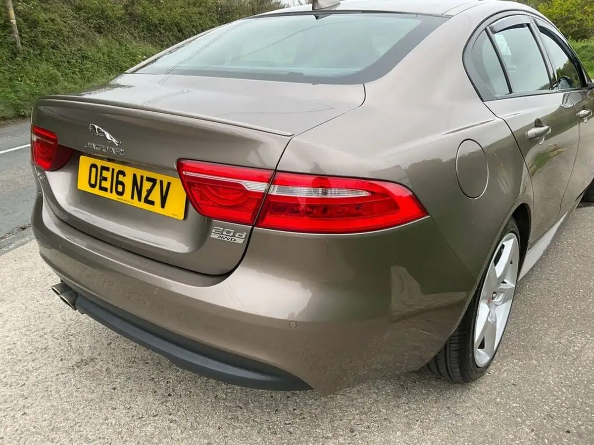 2016-jaguar-xe-20d-r-sport-180ps-awd-auto-big-14