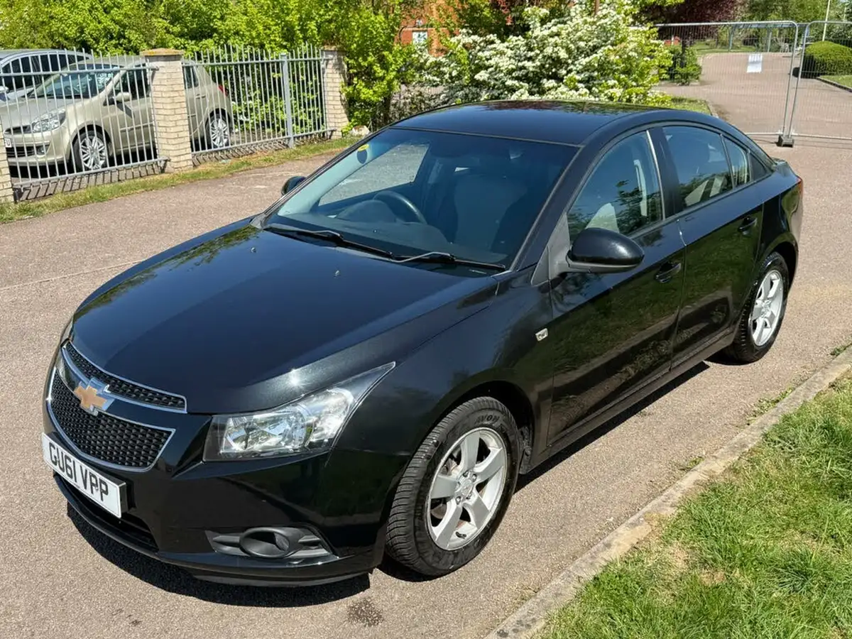 2011-chevrolet-cruze-16-ls-saloon-4d-auto-big-2