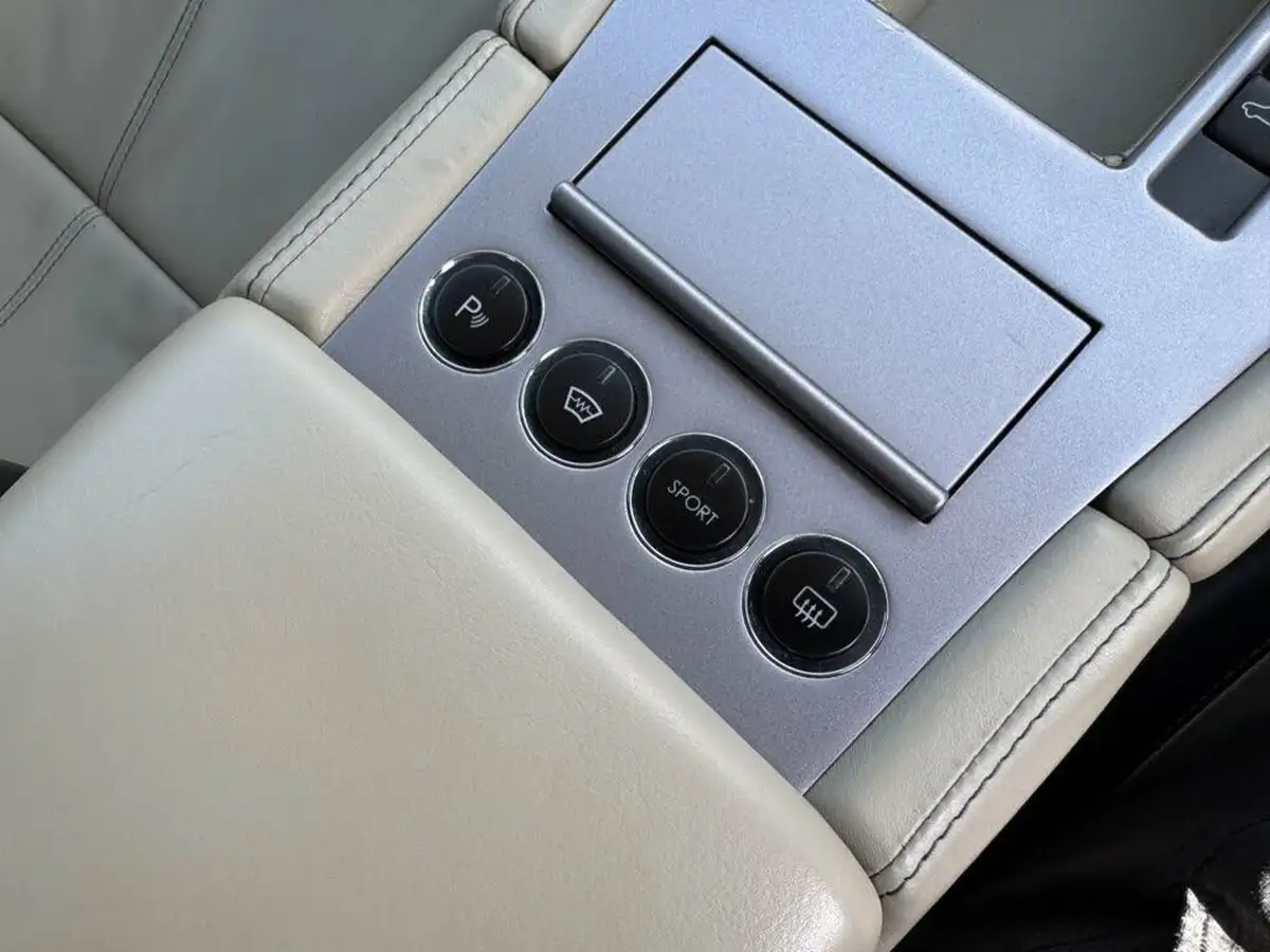 2007-aston-martin-db9-59-big-27