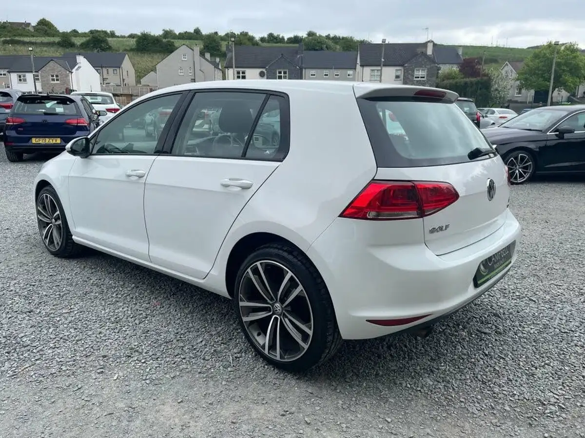 2014-volkswagen-golf-16tdi-se-bmtss-hatchback-5d-big-3