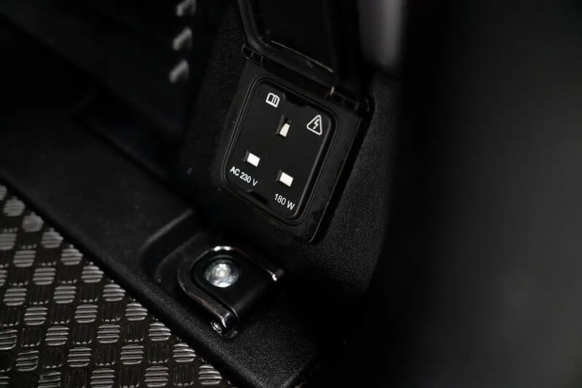 2022-land-rover-110-defender-30-p400-x-big-31