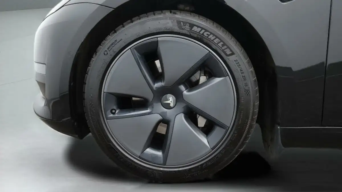 2022-tesla-model-3-e-long-range-big-18