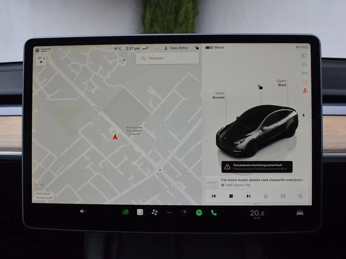 2022-tesla-model-y-e-long-range-big-10