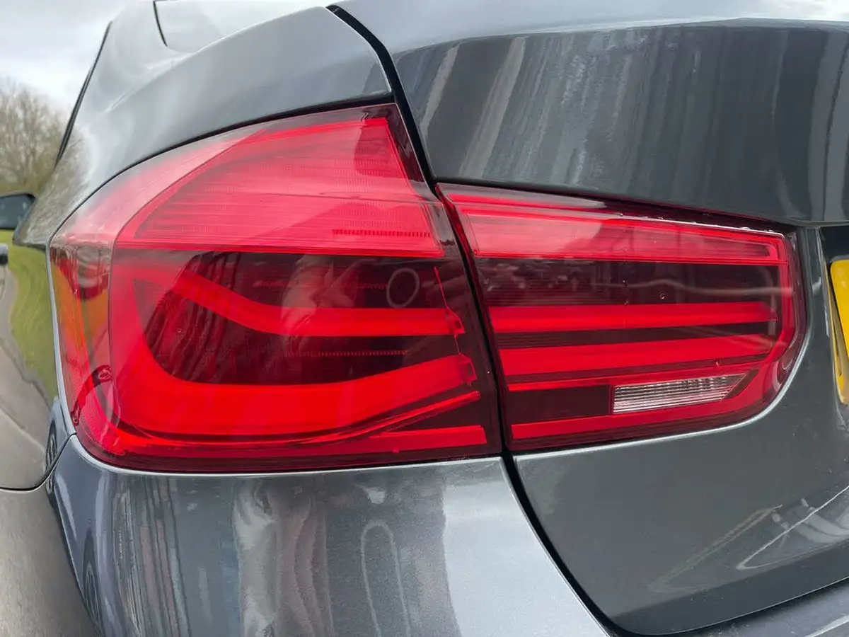 2018-bmw-3-series-20td-320d-sport-saloon-4d-big-41
