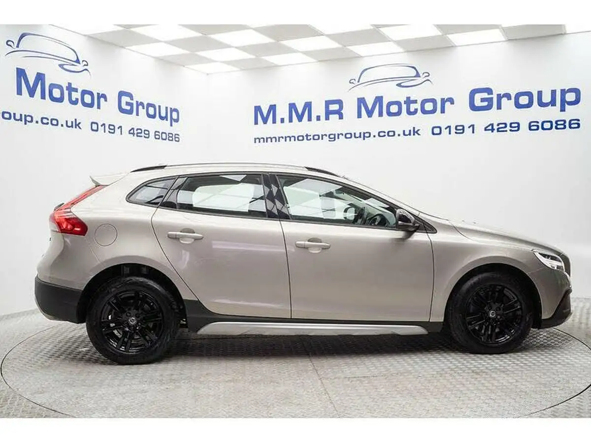 2017-volvo-v40-15-t3-cross-country-big-8