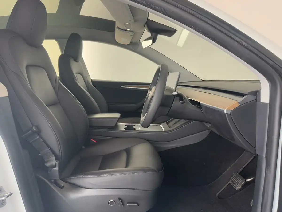 2023-tesla-model-y-e-long-range-big-9