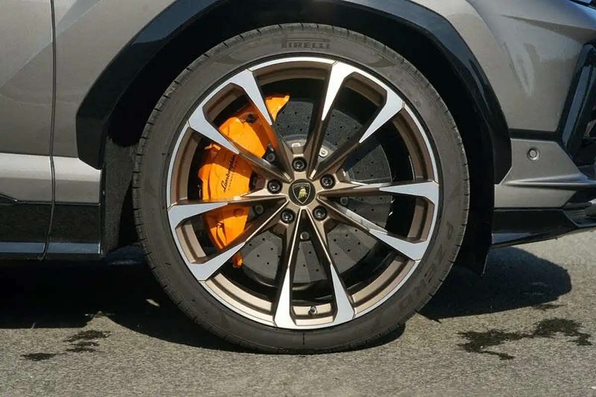2024-lamborghini-urus-40-no-trim-big-7