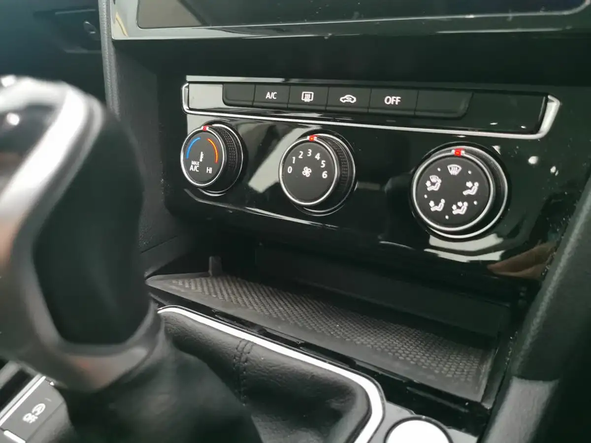 2020-volkswagen-passat-15-tsi-se-nav-saloon-4d-big-19