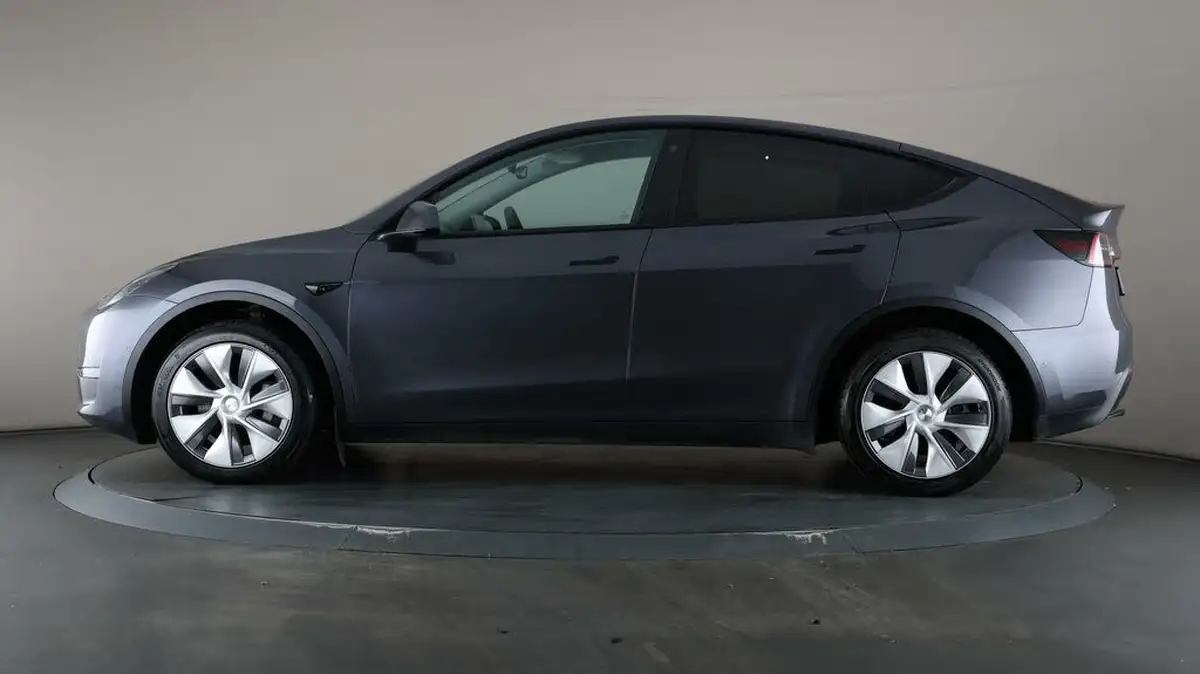 2022-tesla-model-y-e-long-range-big-4