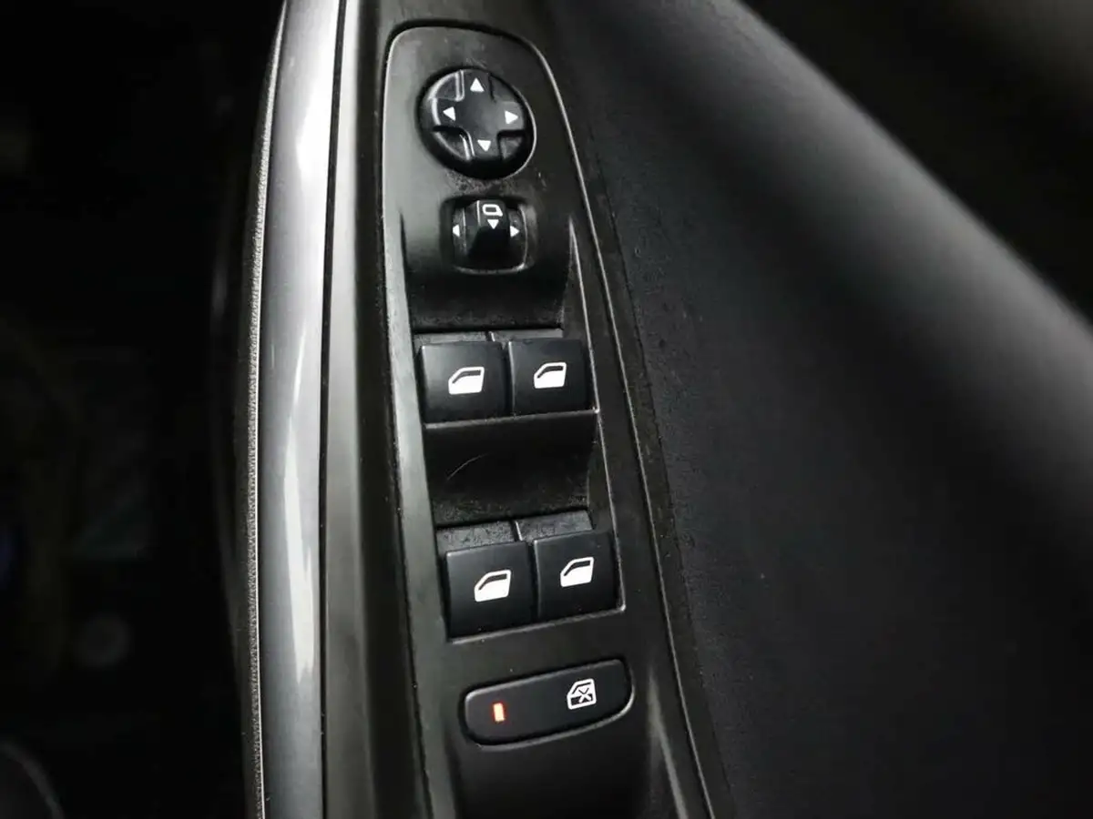2021-vauxhall-grandland-x-15td-sri-nav-big-27