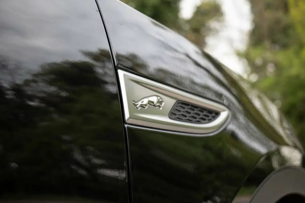 2021-jaguar-e-pace-15-p300e-r-dynamic-s-big-7