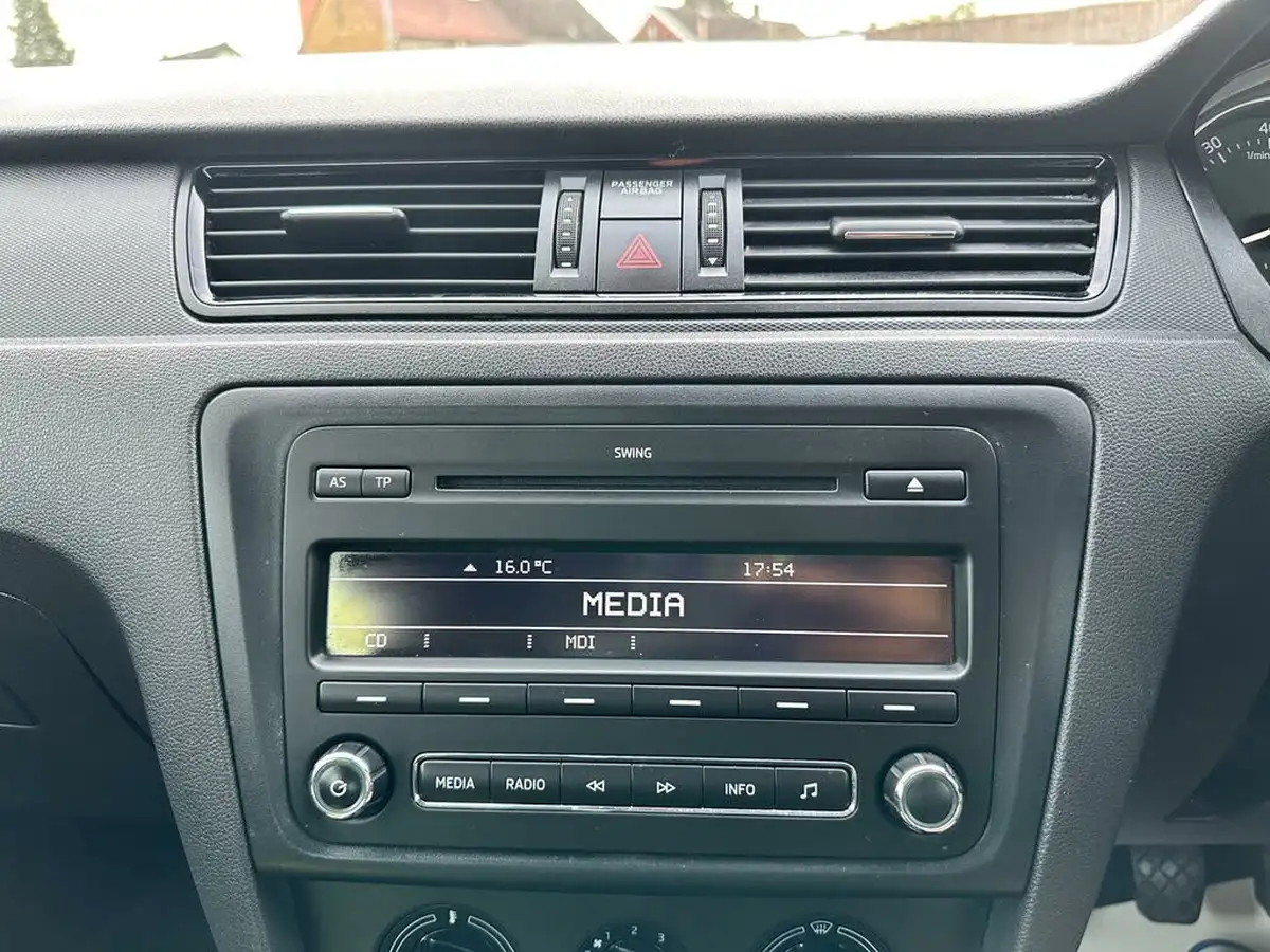 2013-skoda-rapid-12-se-86ps-big-29