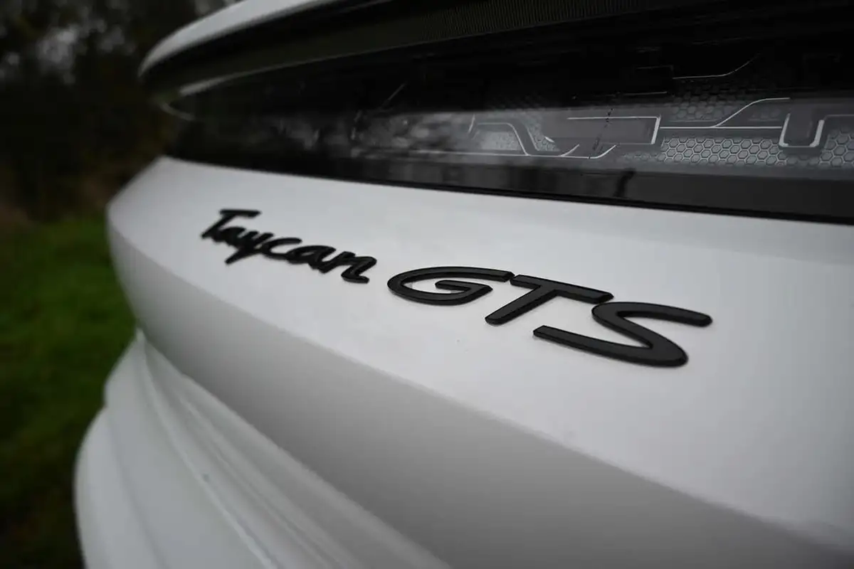 2022-porsche-taycan-e-gts-big-17