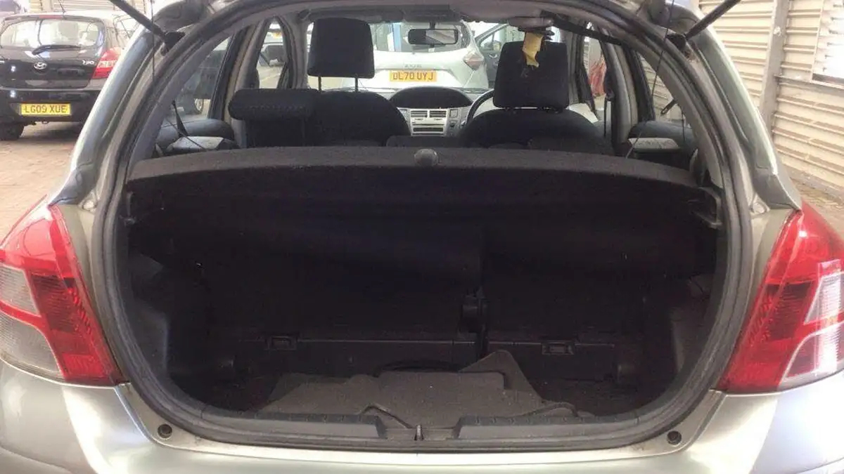 2010-toyota-yaris-133-tr-5d-big-8