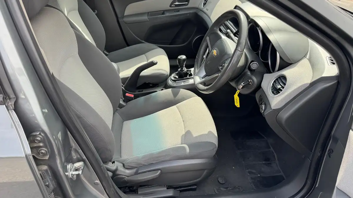 2010-chevrolet-cruze-16-ls-big-12