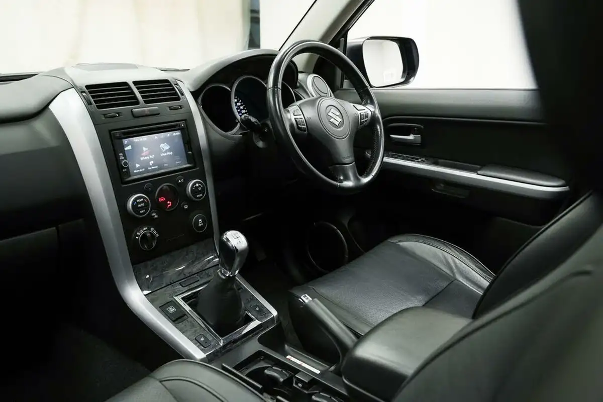 2013-suzuki-grand-vitara-19ddis-sz5-big-14