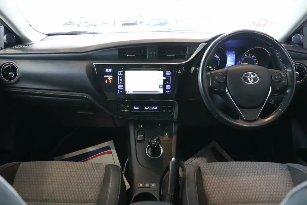 2018-toyota-auris-18-vvt-i-hsd-design-hatchback-big-2