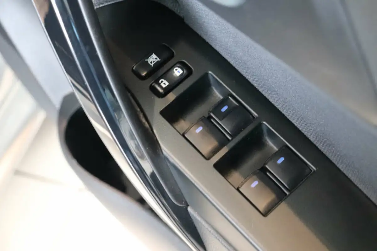 2018-toyota-auris-18-vvt-i-hsd-design-hatchback-big-50