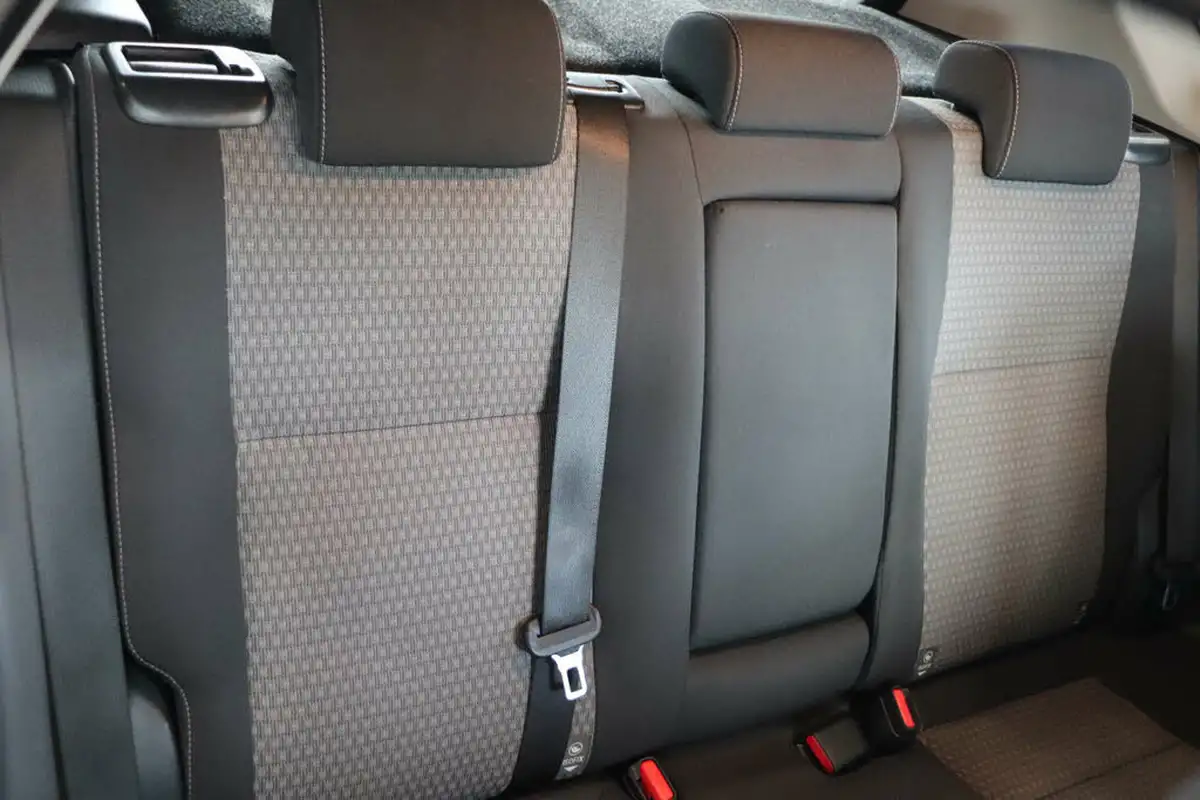 2018-toyota-auris-18-vvt-i-hsd-design-hatchback-big-24
