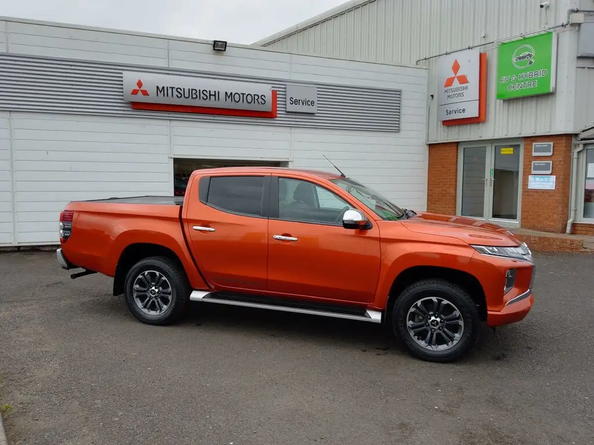 2020-mitsubishi-l200-22di-d-barbarian-auto-big-0
