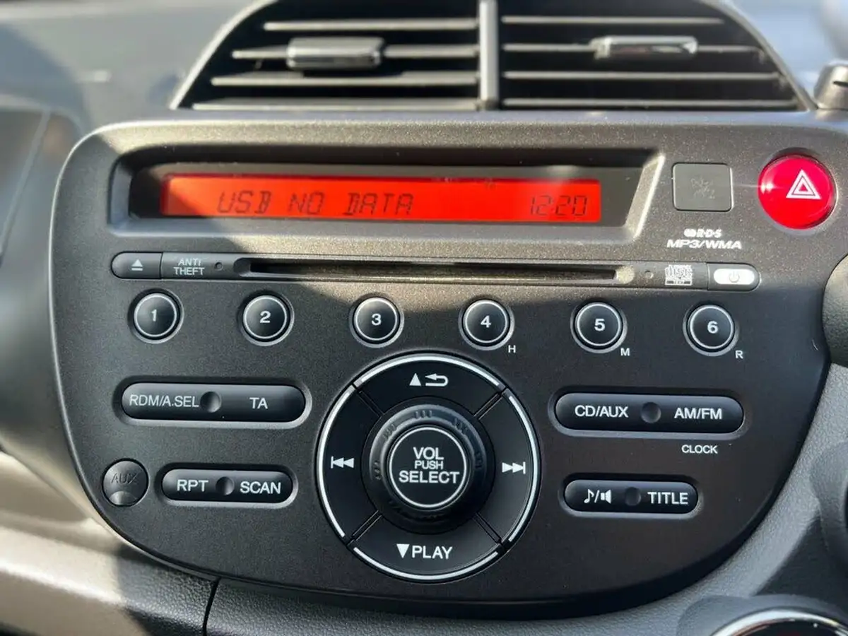 2015-honda-jazz-14-es-plus-cvt-big-19
