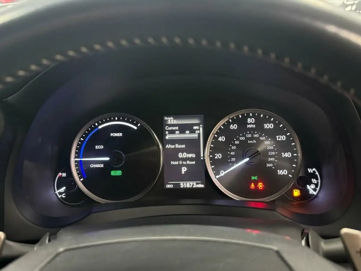 2019-lexus-is-300h-25-is-big-21