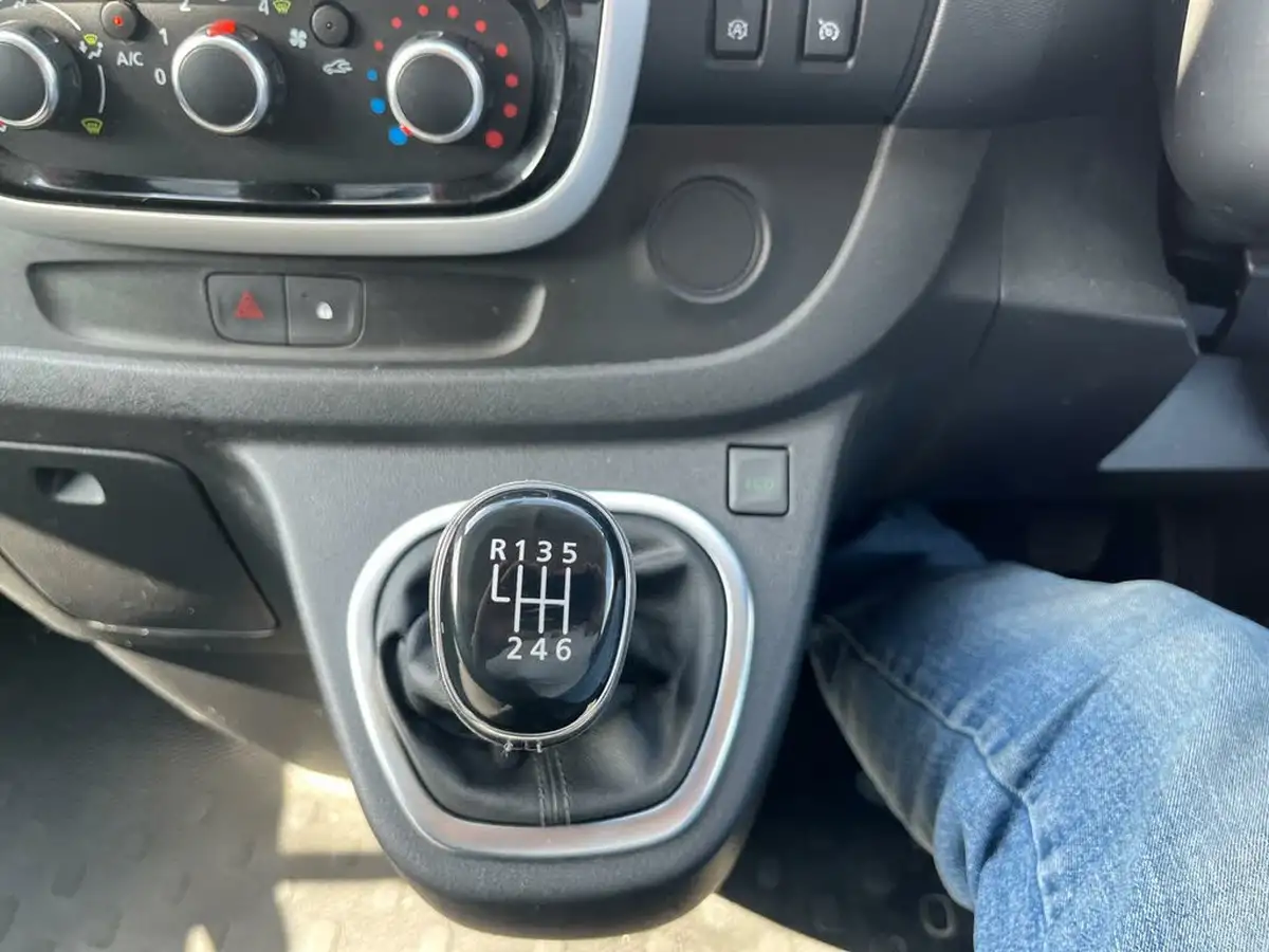 2020-renault-trafic-20dci-sl28-energy-120-sport-big-22