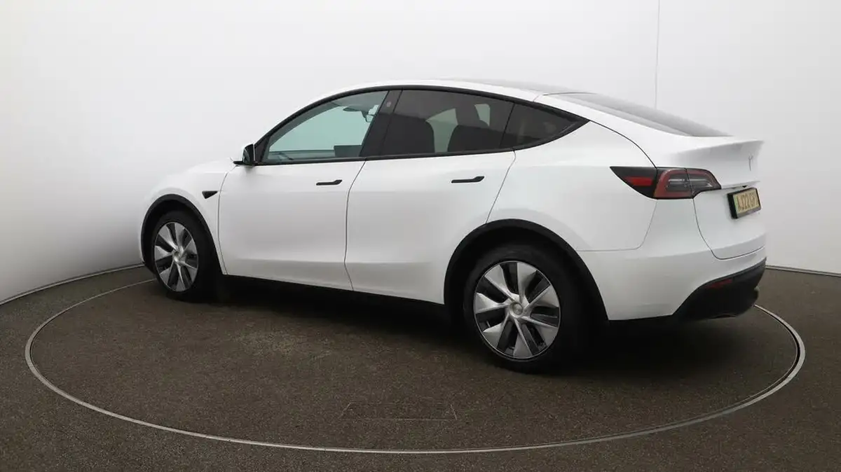 2022-tesla-model-y-e-long-range-big-29