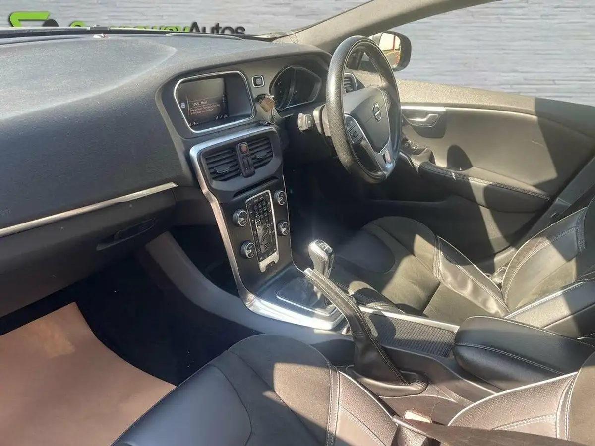 2018-volvo-v40-20-t3-r-design-nav-plus-big-19