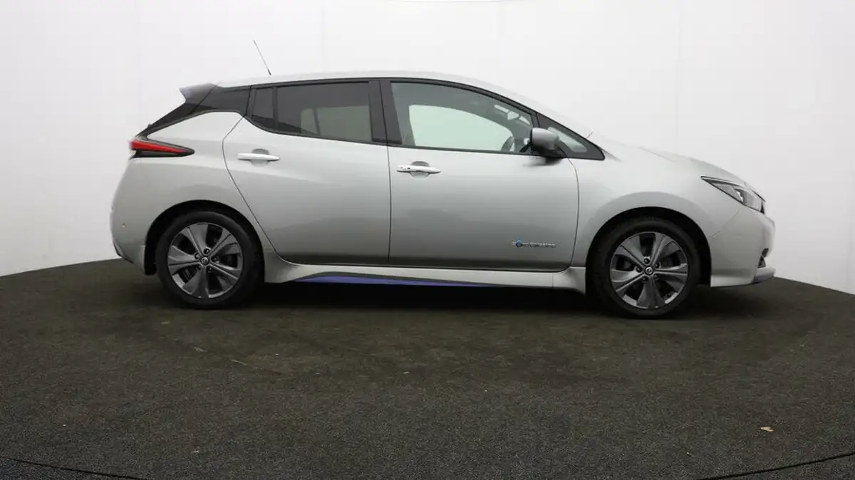 2019-nissan-leaf-e-tekna-big-7