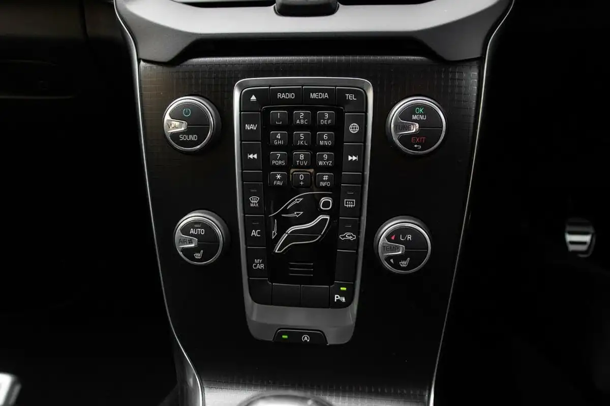 2019-volvo-v40-20td-d2-r-design-nav-plus-big-32