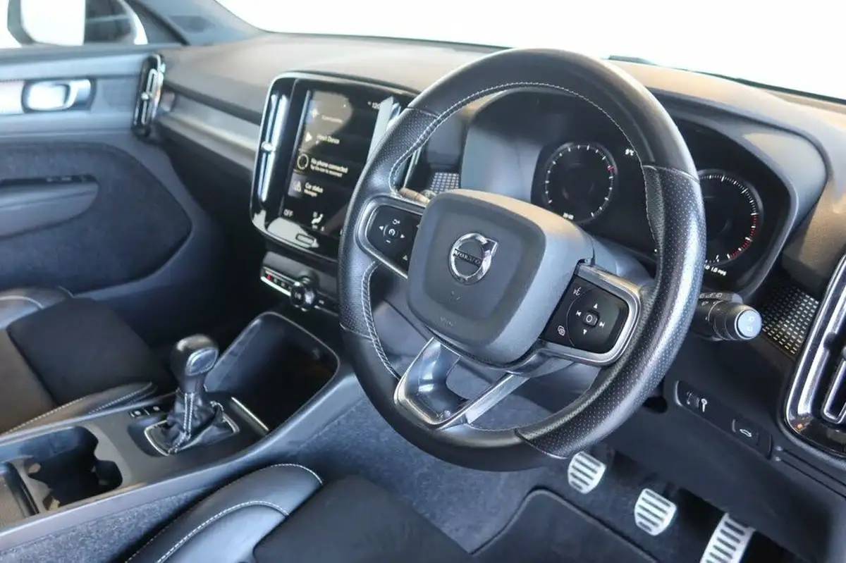 2021-volvo-xc40-15-t3-r-design-161bhp-big-3