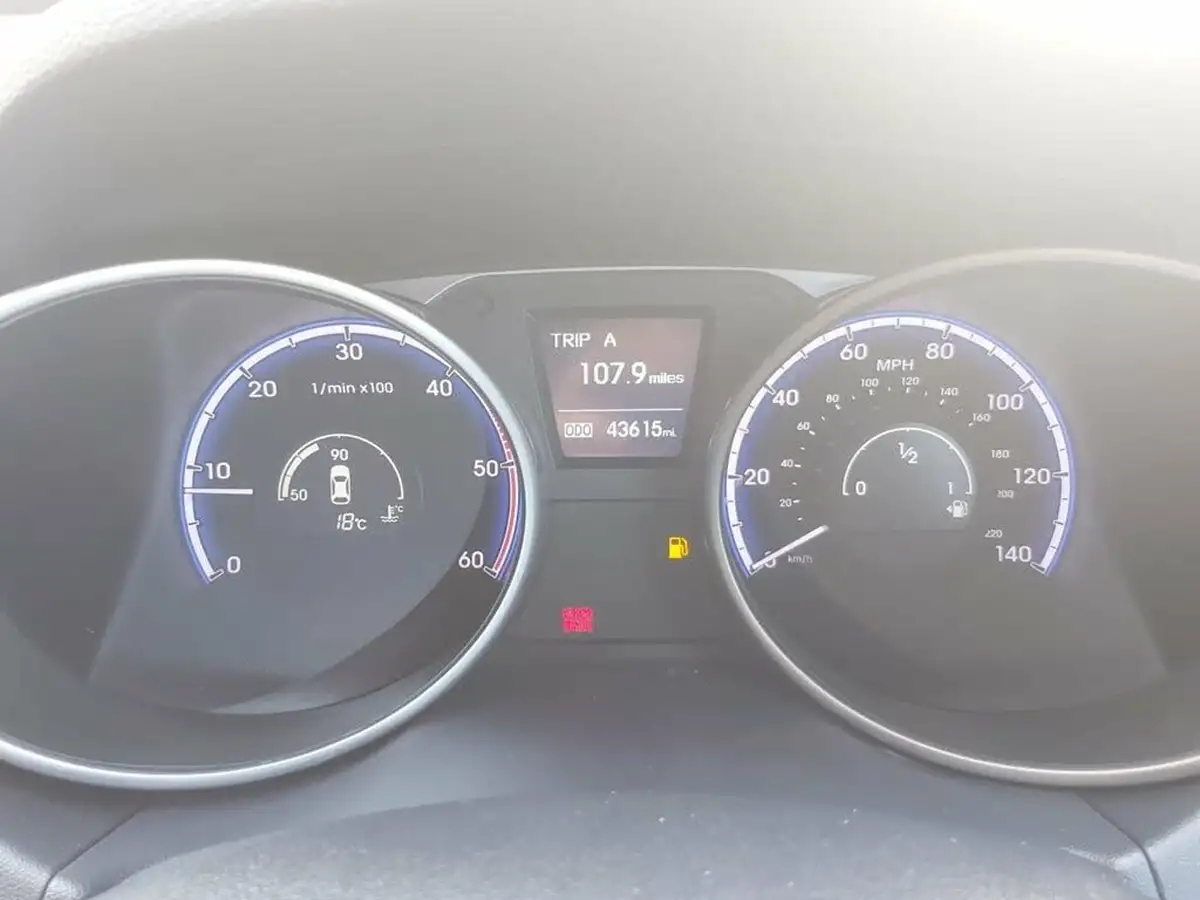 2012-hyundai-ix35-20td-premium-4wd-big-27