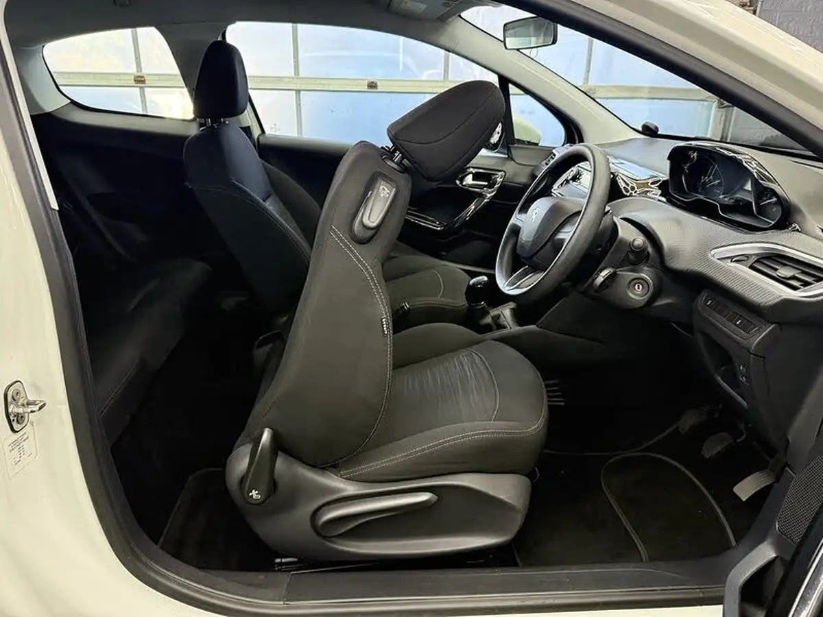 2015-peugeot-208-10-puretech-access-ac-3d-big-32