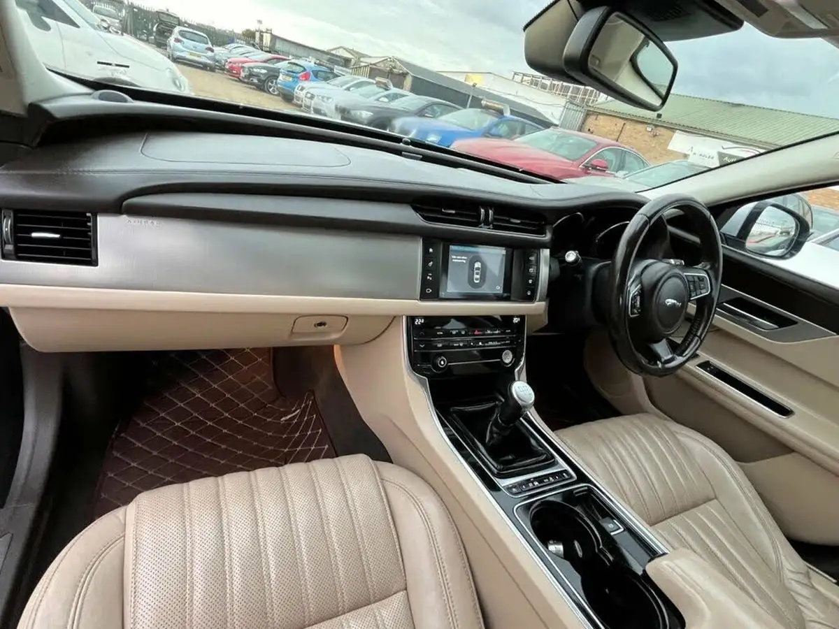 2015-jaguar-xf-20td-portfolio-180ps-big-7