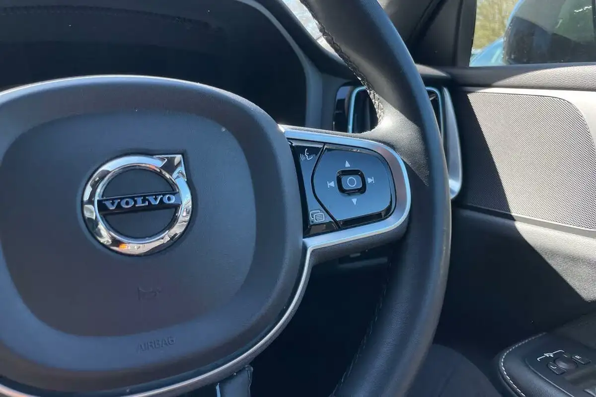 2021-volvo-v60-20-b4-r-design-big-35