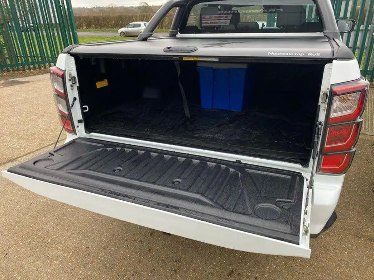 2024-isuzu-d-max-19td-v-cross-auto-big-10