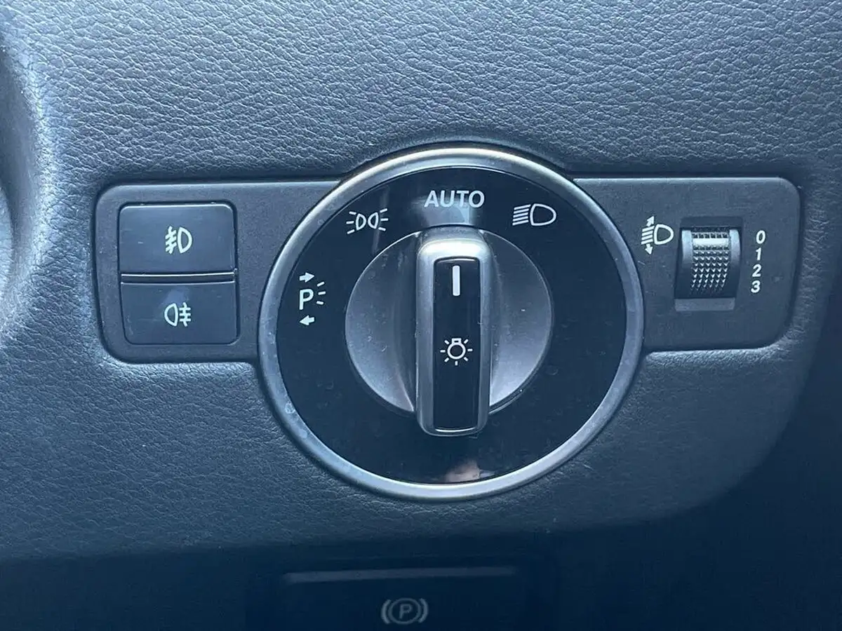 2019-infiniti-q30-20-sport-big-26