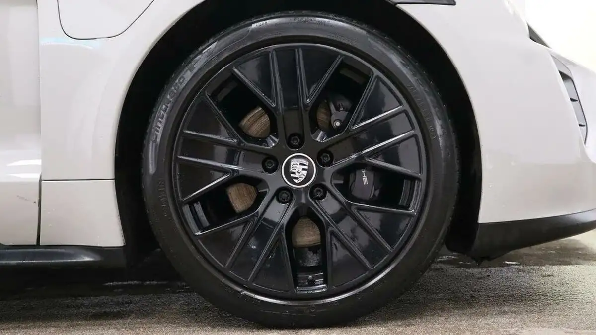 2021-porsche-taycan-e-base-476ps-performance-battery-plus-big-4
