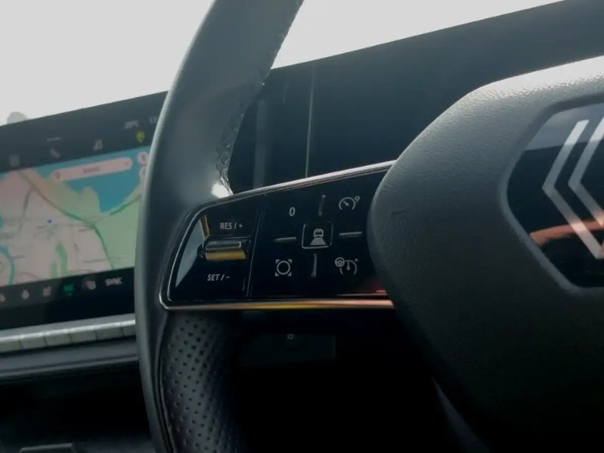 2024-renault-megane-e-tech-e-iconic-optimum-charge-big-12