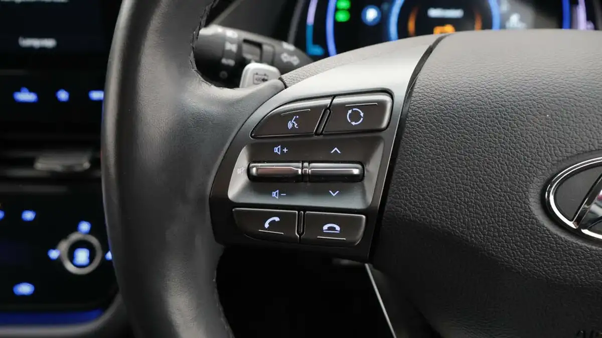 2020-hyundai-ioniq-e-premium-se-electric-100kw-big-24