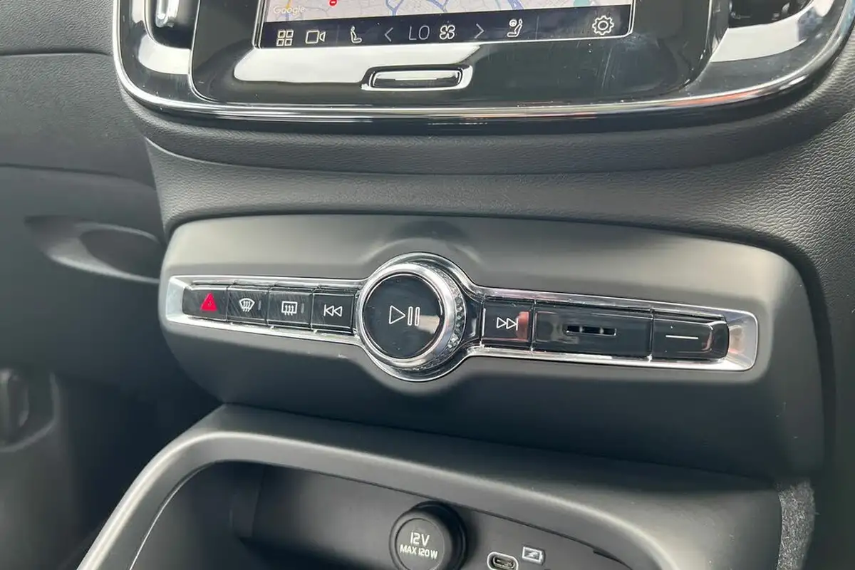 2024-volvo-xc40-20-b3-ultimate-big-13