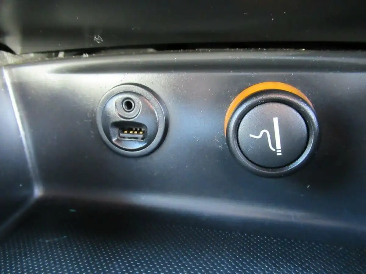 2015-citroen-ds4-16bluehdi-dstyle-nav-big-24