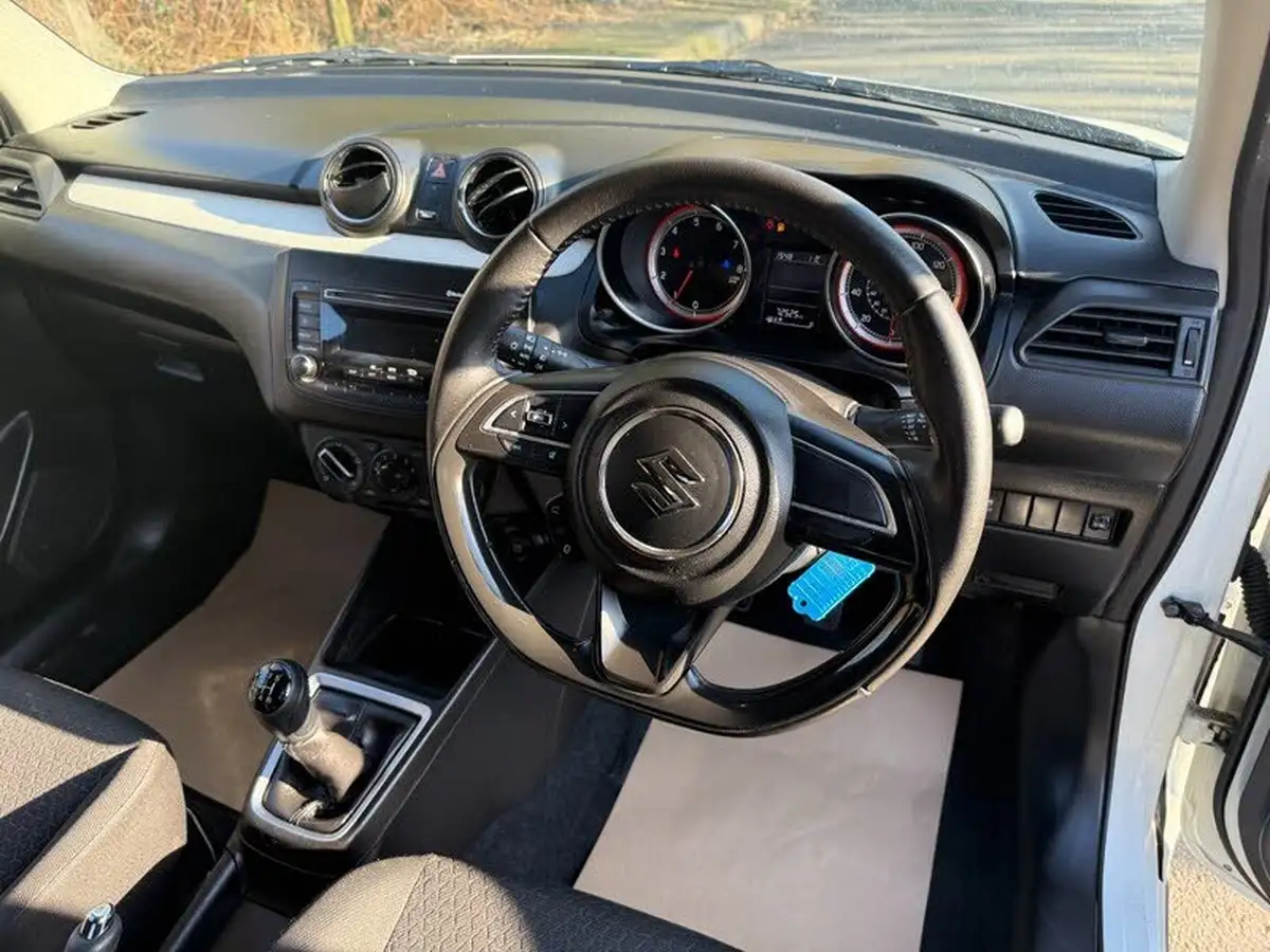 2019-suzuki-swift-12-dualjet-attitude-big-8