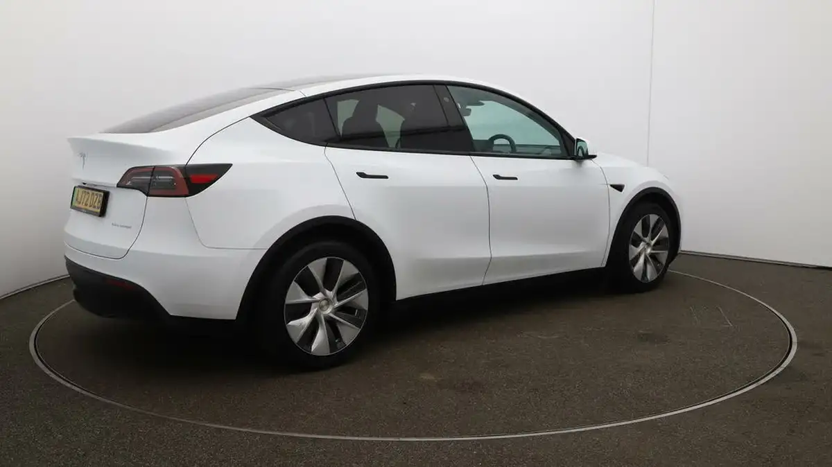 2022-tesla-model-y-e-long-range-big-45
